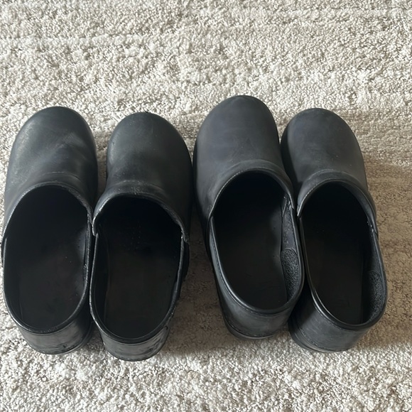 BUNDLE Women’s 2 Pack Dansko Black Clogs Size 40 - Picture 1 of 12